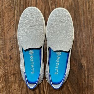 Rothy’s iridescent sneaker size 6 ✨🦄